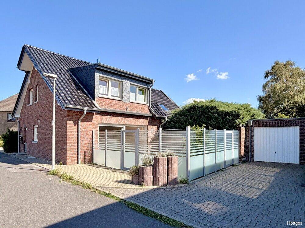 Wohnen in ruhiger Lage – stilvolle DHH mit großzügiger Terrasse ohne Gartenstress, 41749 Viersen