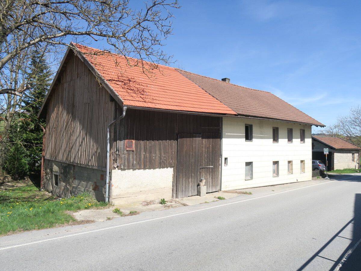 „Bauernhaus“ m. Scheune u. Bachlauf – nur ca. 2 km z. Autobahn A3/Ausfahrt Passau-Nord, 94113 Tiefenbach