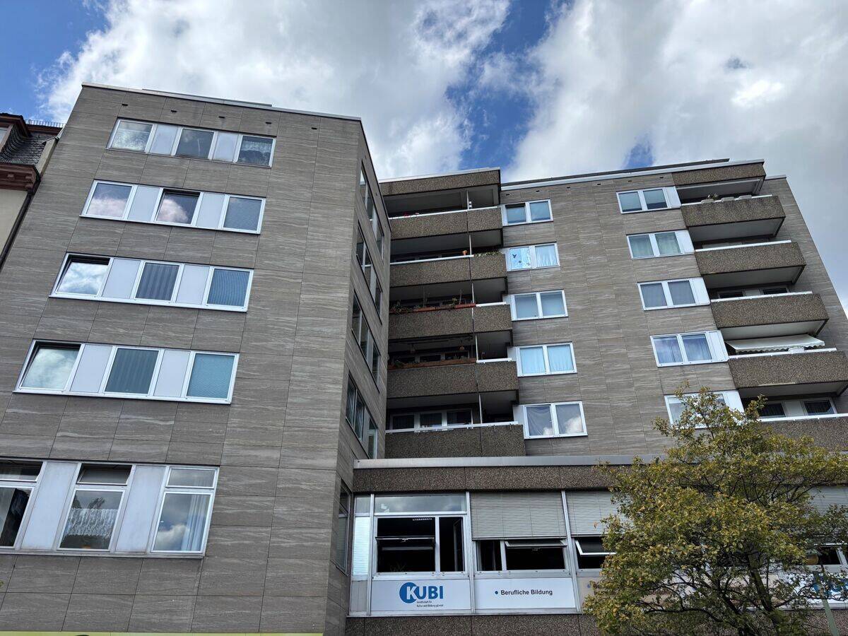 Ein Zuhause, das auf Ihre Ideen wartet – 3-Zimmer-Wohnung mit viel Potenzial auf der Berger Straße, 60389 Frankfurt am Main (Bergen-Enkheim Bornheim Nordend-Ost Nordend-West Seckbach)