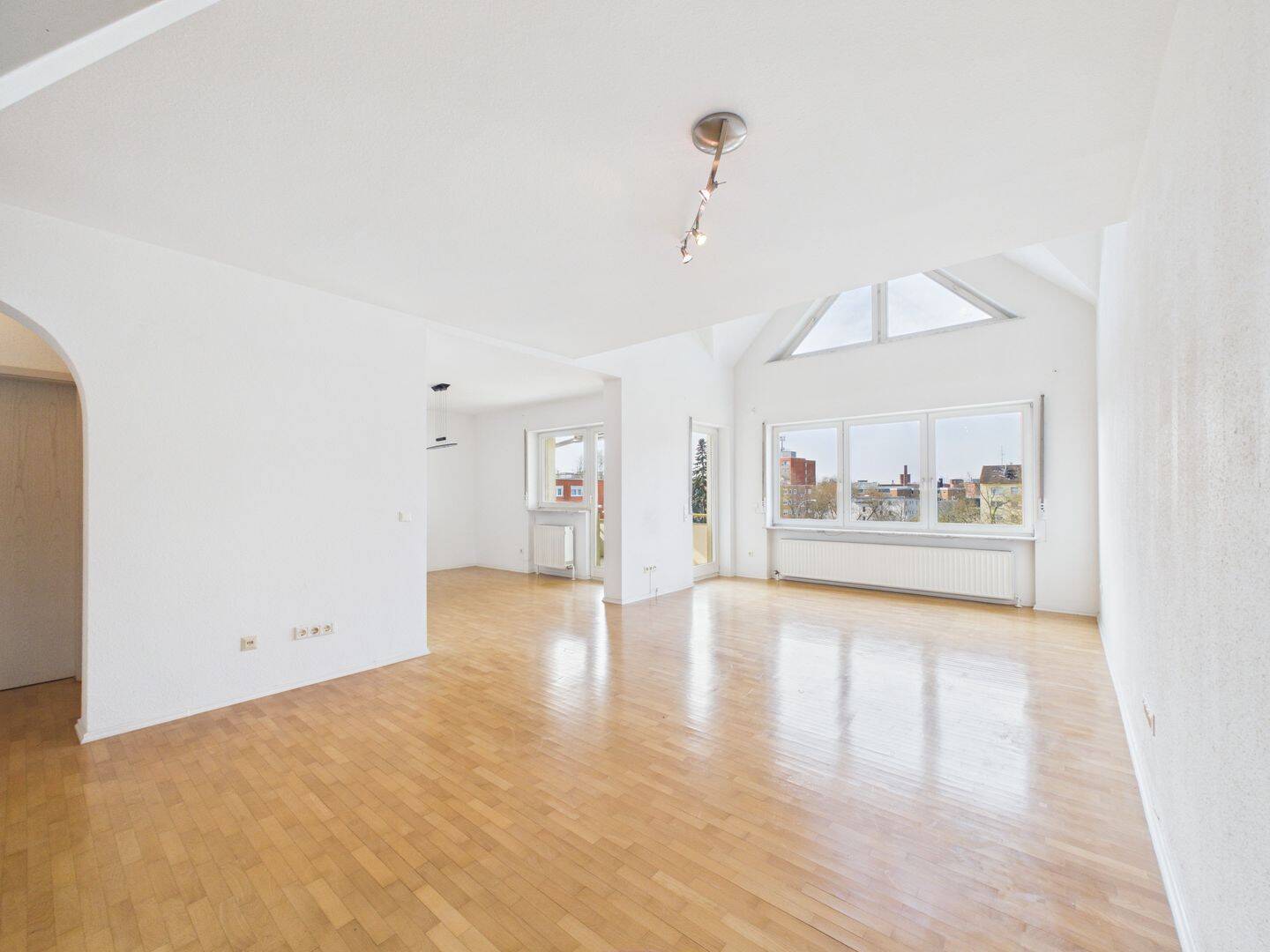 Lichtdurchflutete Maisonettewohnung mit Balkon, Galerie & Studio, 60386 Frankfurt am Main (Bornheim Fechenheim Riederwald Seckbach)