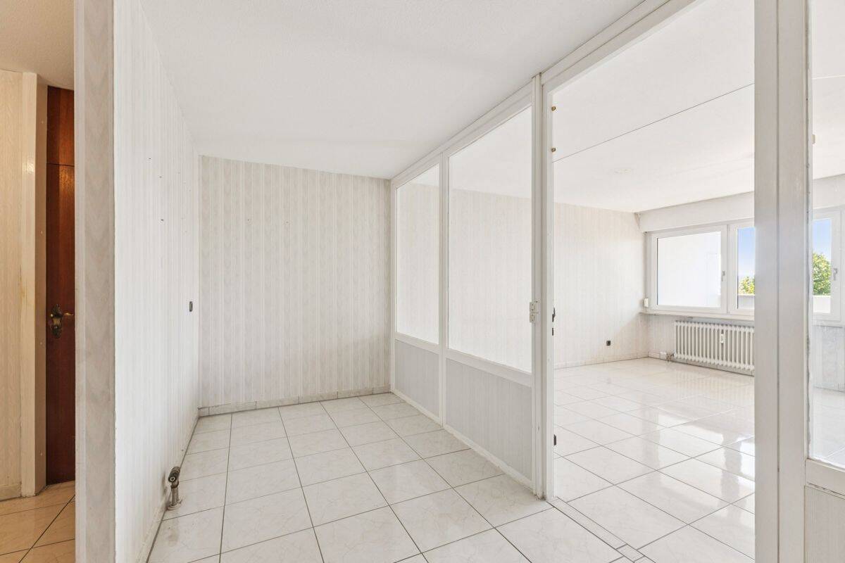 Lichtdurchflutete 3,5-Zimmer-Wohnung mit Stellplatz und Loggien in Hirschlanden zur Renovierung, 71254 Ditzingen