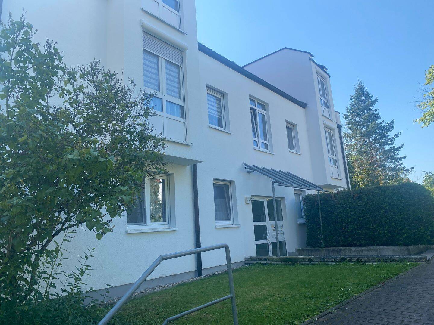 Wohnen im Grünen: Helle 2-Zimmer-Wohnung mit Küche im Wintergartenstil und Hobbyraum im UG!, 6110 Halle (Saale) (Damaschkestraße Gesundbrunnen Innenstadt Lutherplatz Saaleaue)