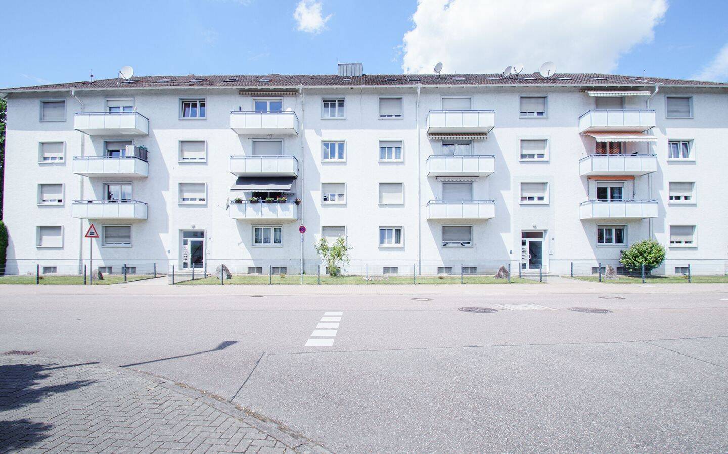 Traumhafte 3-Zimmer-Wohnung mit Balkon, Garage und Fernblick auf den Fremersberg, 77815 Bühl