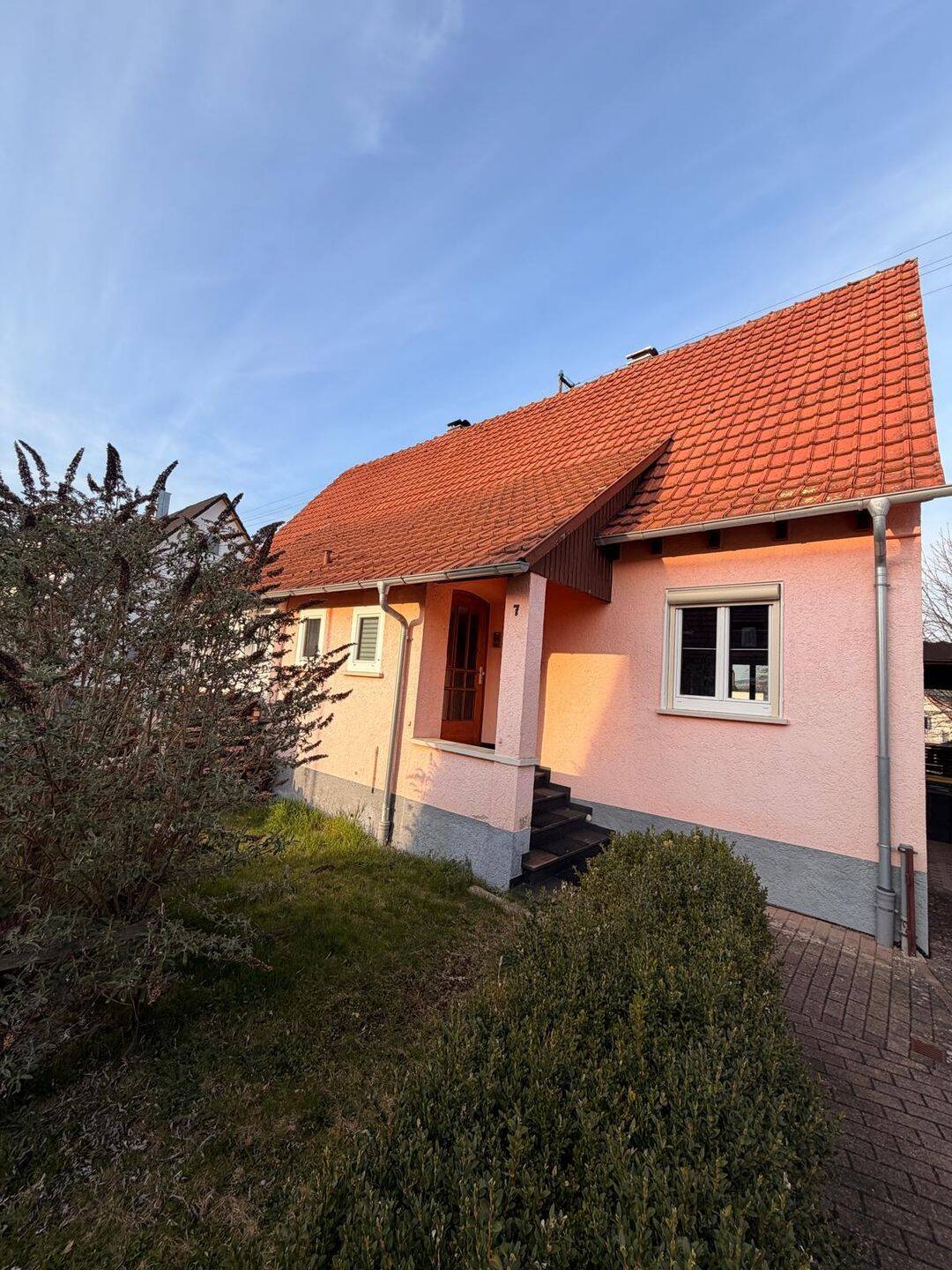Charmante modernisierte Doppelhaushälfte mit Garten, Garage & Carport, 78554 Aldingen