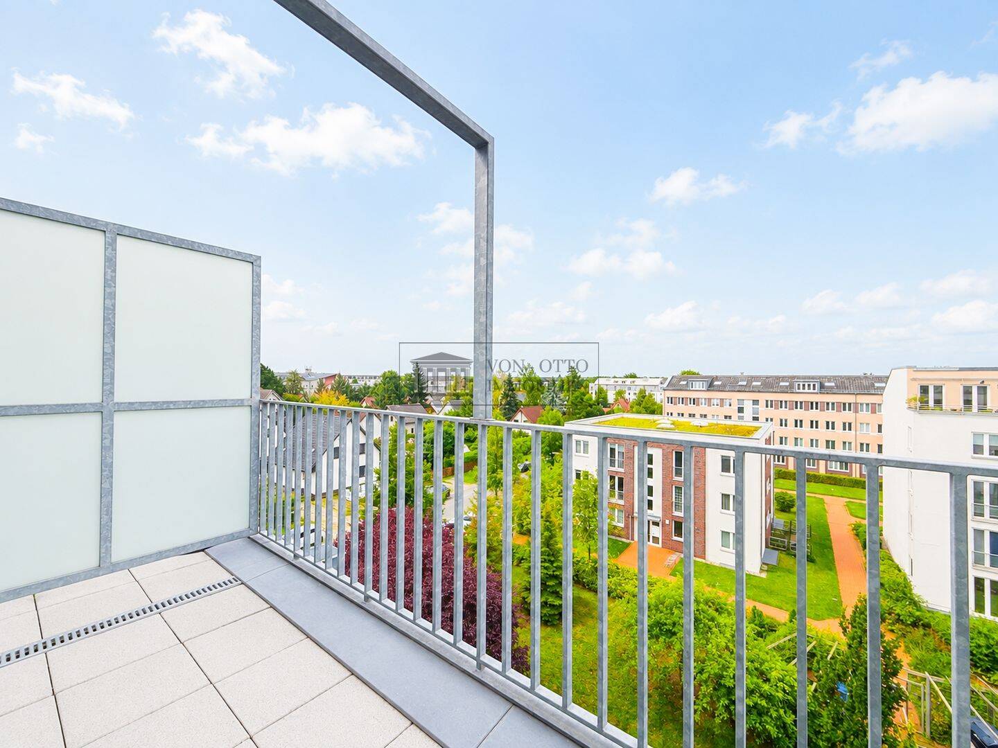 Maisonette mit Hausgefühl: 3 Ebenen, 4 Zimmer, 3 Balkone & Tiefgarage, 13127 Berlin (Pankow)