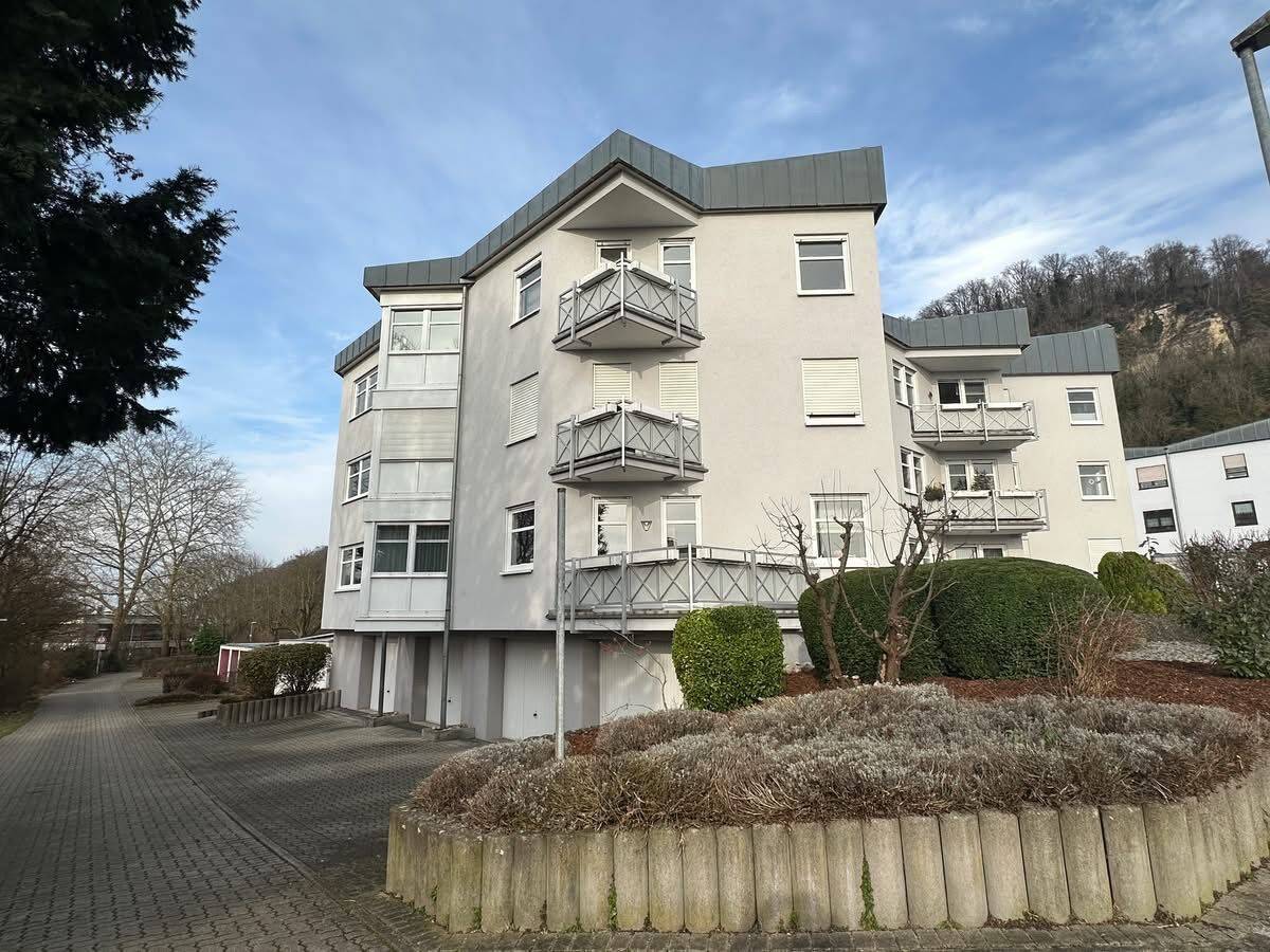 Großzügige 3-Raum-Hochparterre-Wohnung mit Balkon und Einbauküche in Grenzach-Wyhlen, 79639 Grenzach-Wyhlen
