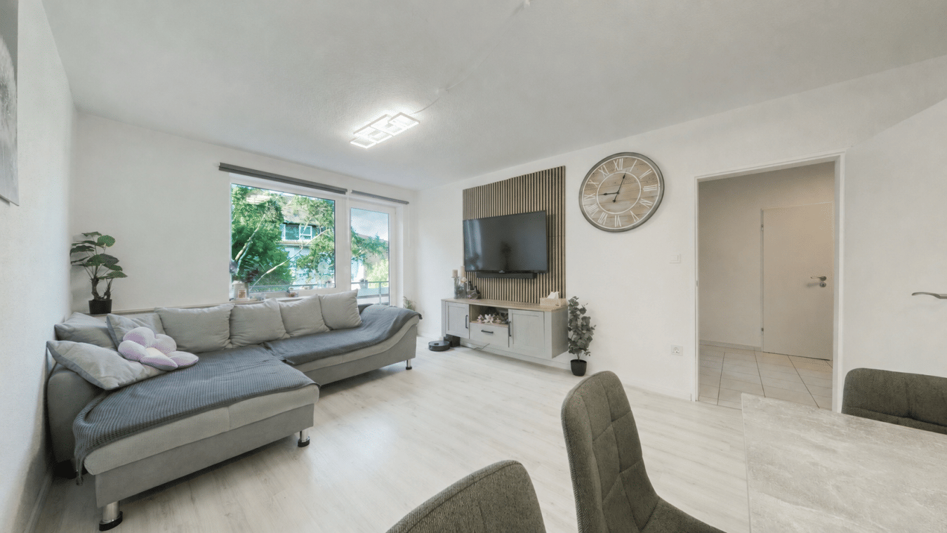 Modernisierte 3- bis 4-Zimmer-Wohnung im 2. Obergeschoss mit Balkon & Einbauküche, 28325 Bremen (Ellenerbrok-Schevemoor Oberneuland Tenever)