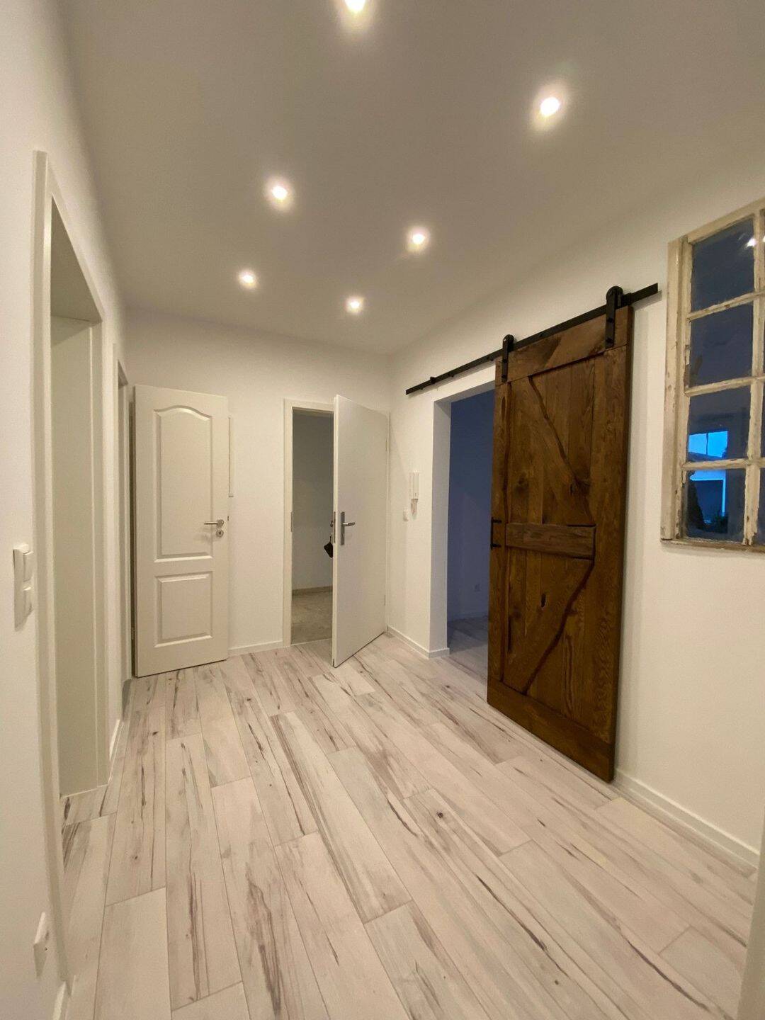 Stilvolle 2-Zimmer-Wohnung mit exklusivem Badezimmer, hochwertiger Einbauküche und vielen Design-Highlights, 93133 Burglengenfeld