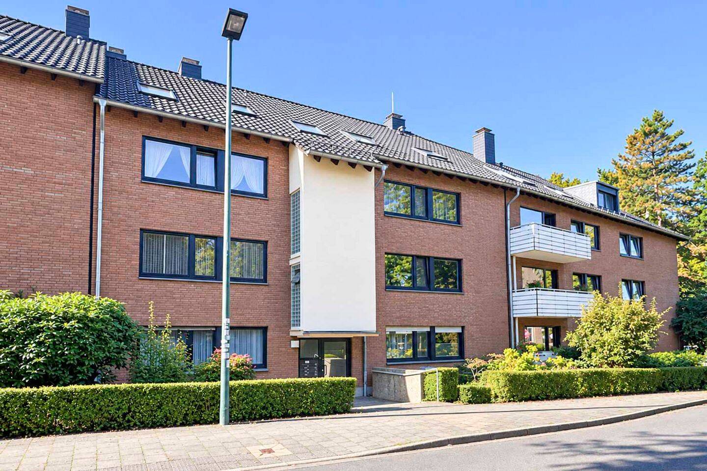 Wohnen zwischen Rhein & Schlosspark – großzügige 3-Zi-Whg. mit Balkon und 2 TG-Plätzen in Urdenbach, 40593 Düsseldorf (Benrath Garath Urdenbach)