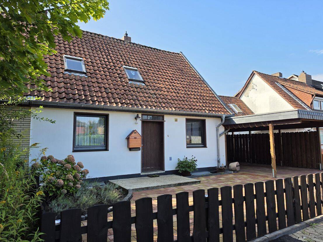 Kleine DHH mit Carport und neuer Heizung auf 906 m² Grundstück in Ilsede-Bülten, 31241 Ilsede