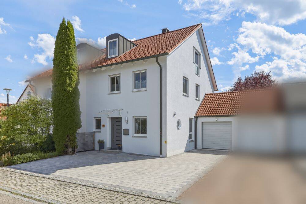 Liebevoll gepflegte 6-Zimmer-Doppelhaushälfte mit Südgarten, Garage und Stellplatz, 85244 Röhrmoos