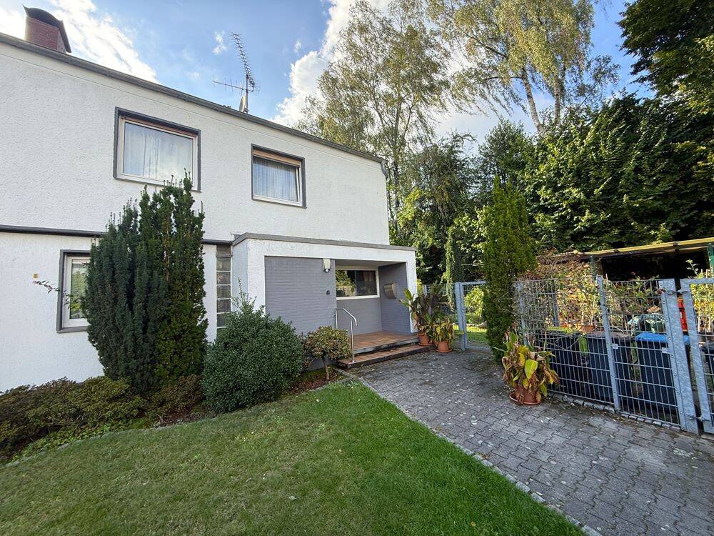 Reihenendhaus mit großzügigem Grundstück und Kamin in Herten-Disteln, 45699 Herten