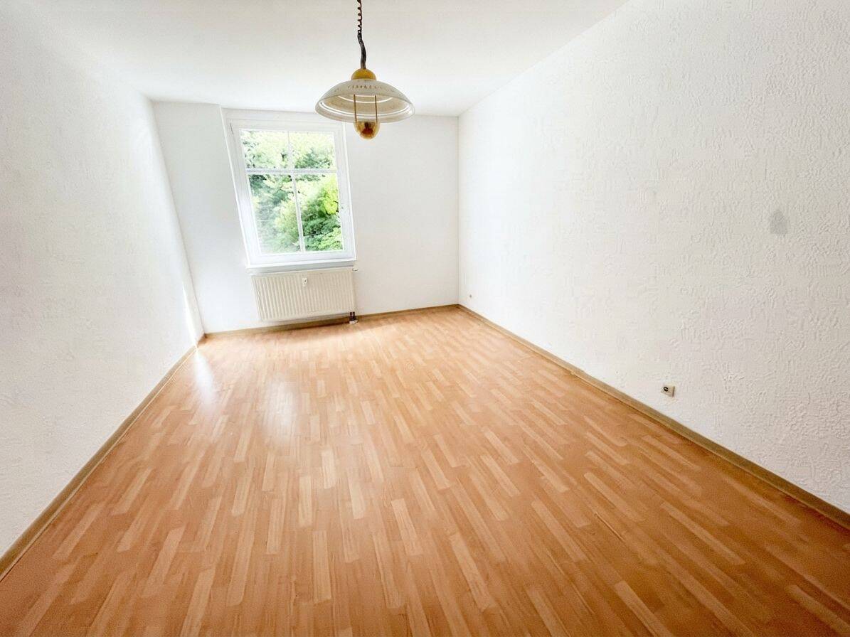 Ruhige Wohnlage mit sonnigem Balkon, 7973 Greiz