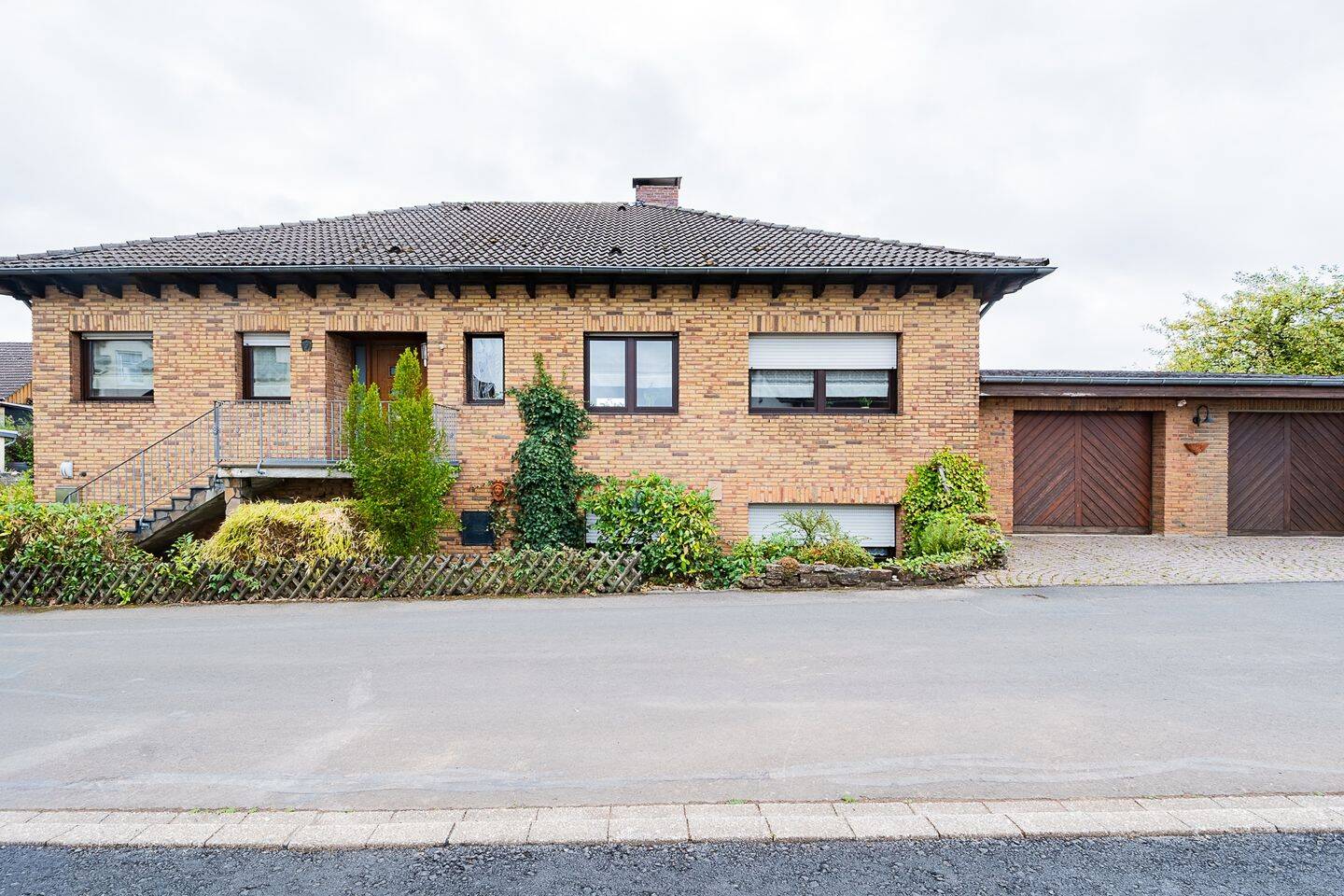 Freistehendes Einfamilienhaus in Dreis-Brück I Ebenerdiges Wohnen I 2 Garagen I Garten mit Fernblick, 54552 Dreis-Brück