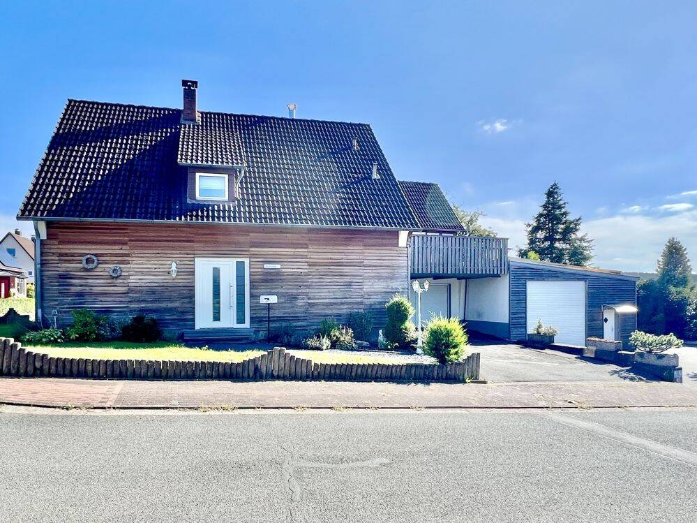 Einfamilienhaus mit großem Garten und Werkstatt-Halle, 32683 Barntrup
