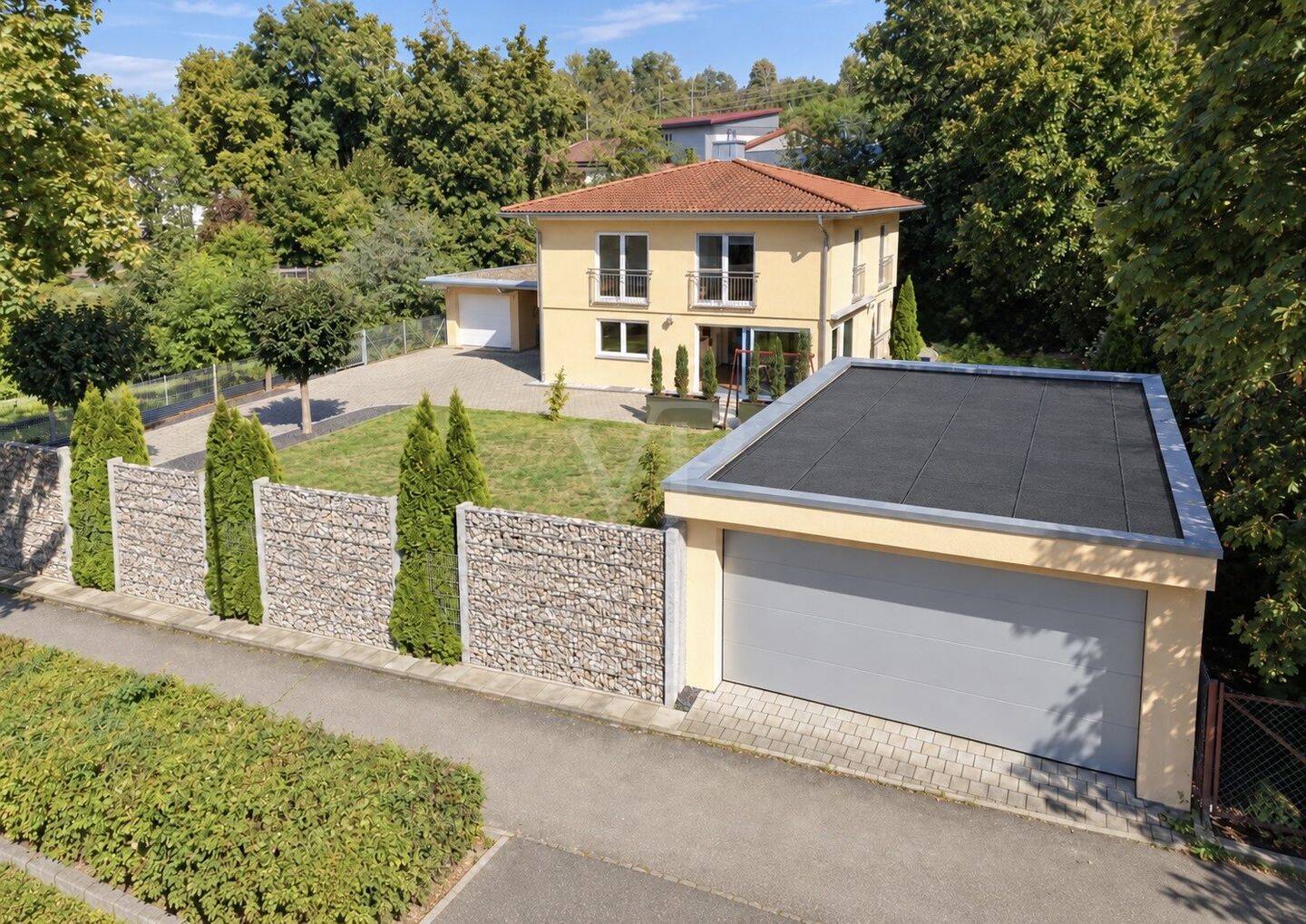Stilvolles Einfamilienhaus in mediteranem Stil mit großzügigem Grundstück 3 Garagen und Carport, 88400 Biberach an der Riß