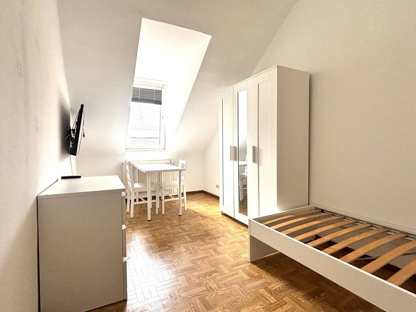 Zentrales Wohnen: 2 Zimmer in möblierter 2-Zimmer WG in Karlsruhe, 76137 Karlsruhe