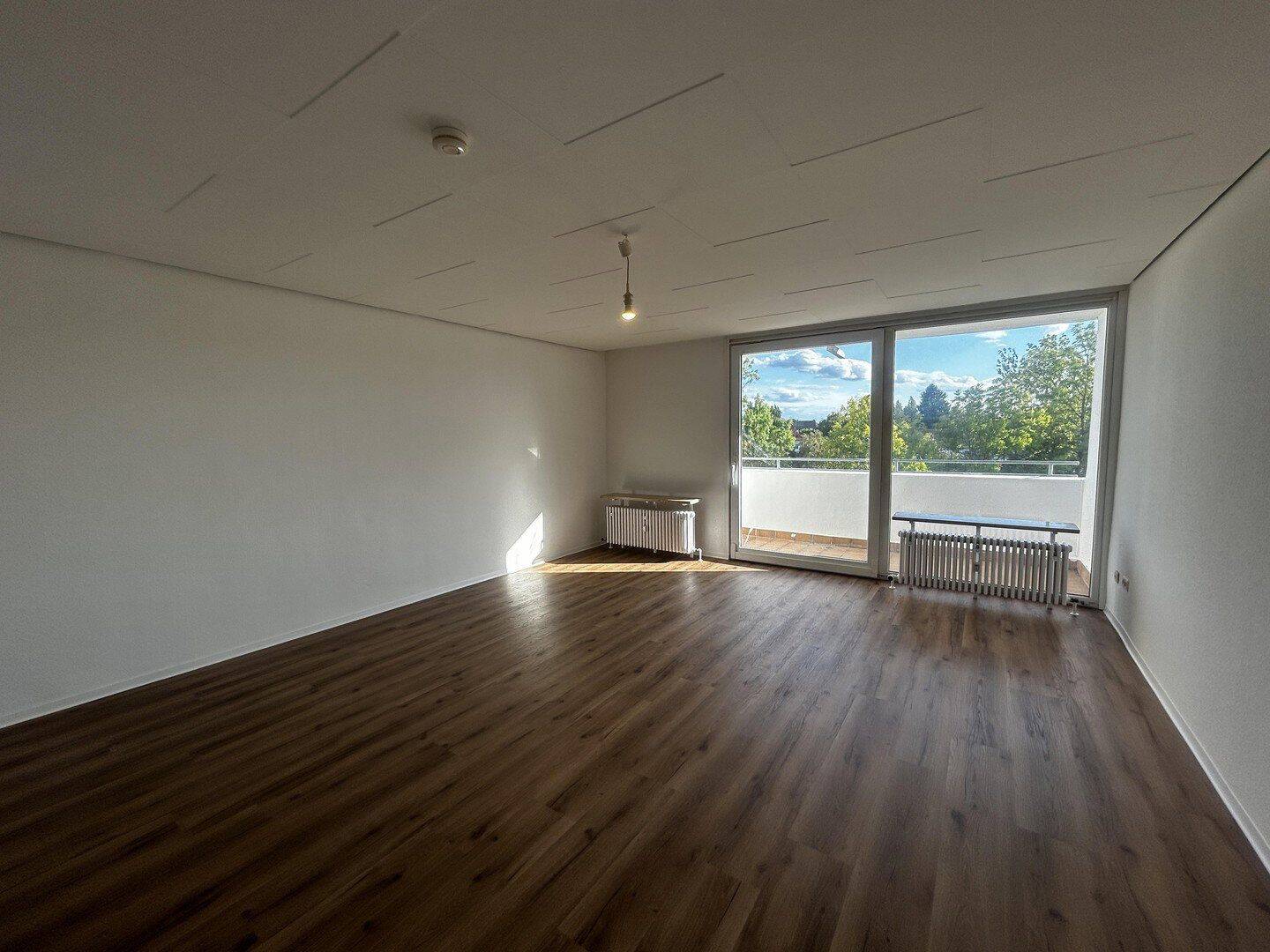 Neu Renoviert: 1-Zimmer-Wohnung mit Loggia in Bad Homburg vor der Höhe, 61352 Bad Homburg v.d. Höhe