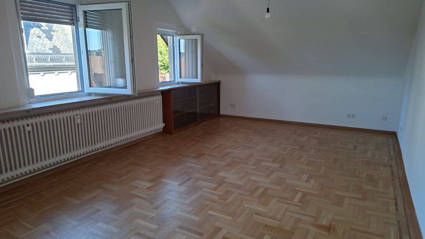 4 Zimmer Dachgeschosswohnung mit Balkon, 74081 Heilbronn (Horkheim Klingenberg Sontheim)