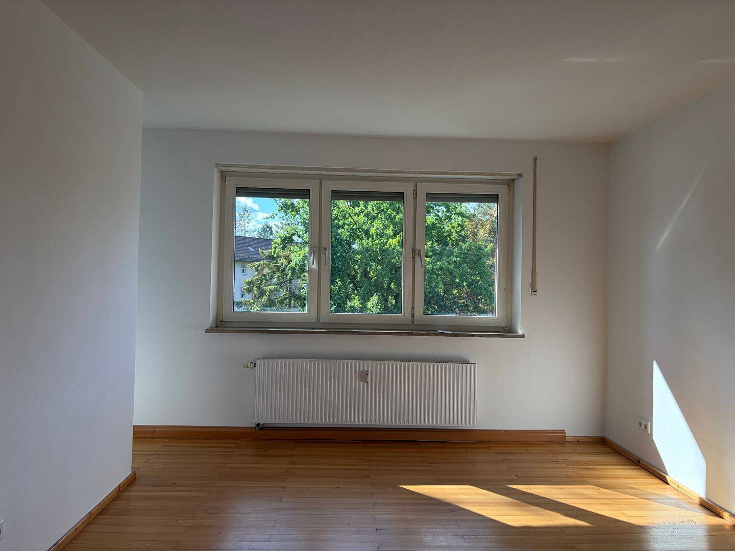 Helle 4 Zimmer-Wohnung mit 2 Loggien und Einbauküche!, 91058 Erlangen (Bruck Eltersdorf Erlangen-Süd Sebaldussiedlung Tennenlohe)