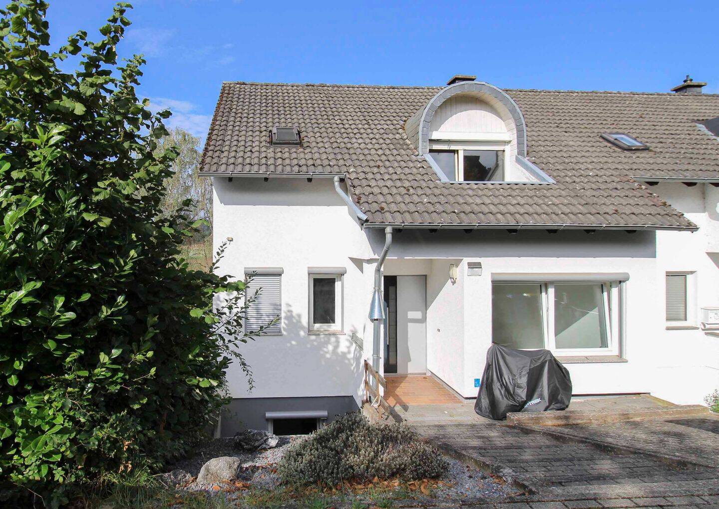 Viel Platz auf drei Etagen – Reihenendhaus mit Potenzial in Dagobertshausen, 35041 Marburg