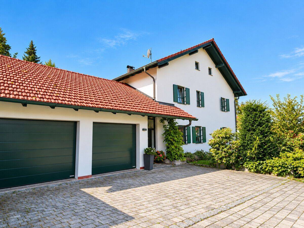 Neukirchen b. Bogen/A3: Excl. EFH mit ELW/Büro u. Wintergarten in herrl. Aussichtslage!, 94362 Neukirchen