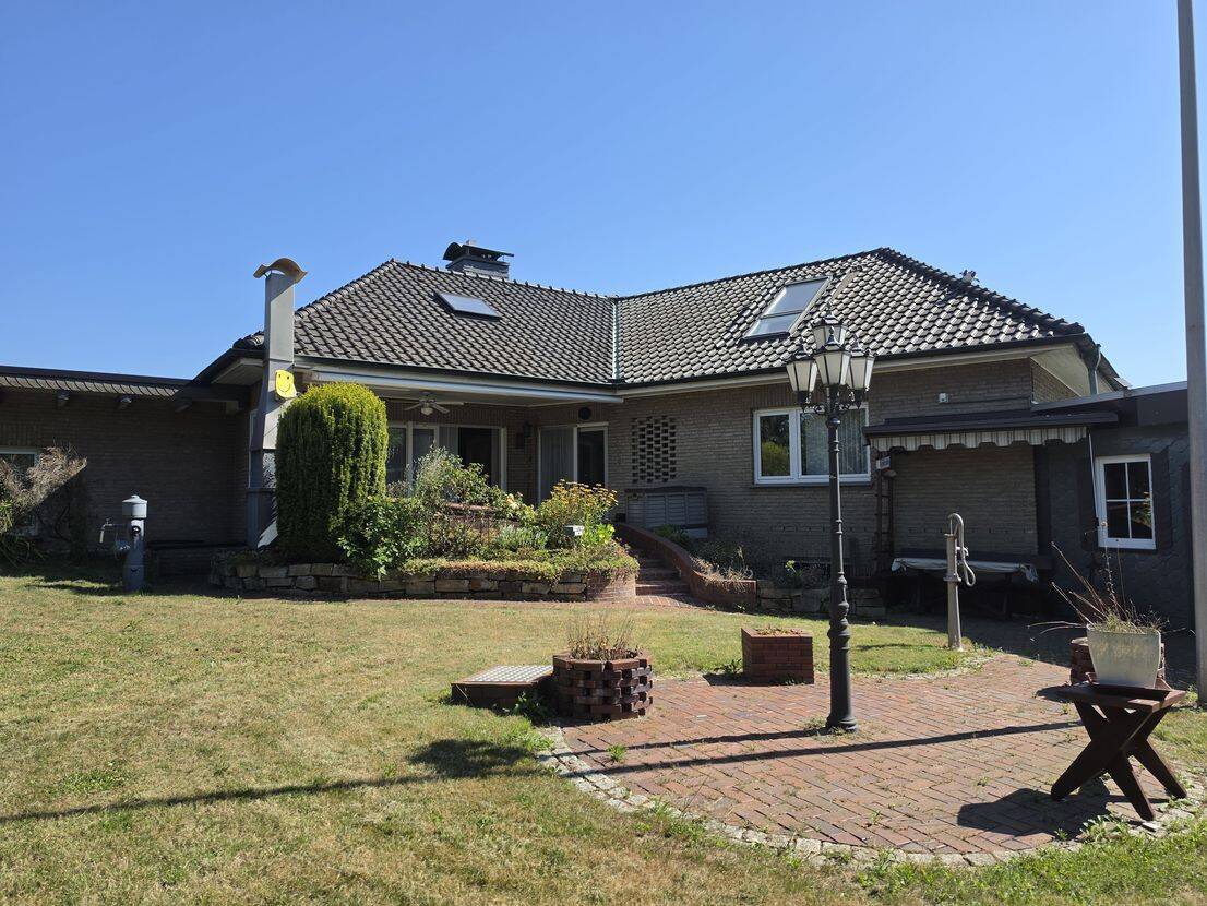 Großer Winkelbungalow mit Anbau, diverse Garagen und Läger mit Werkstatt in Ilsede-Oberg, 31246 Ilsede