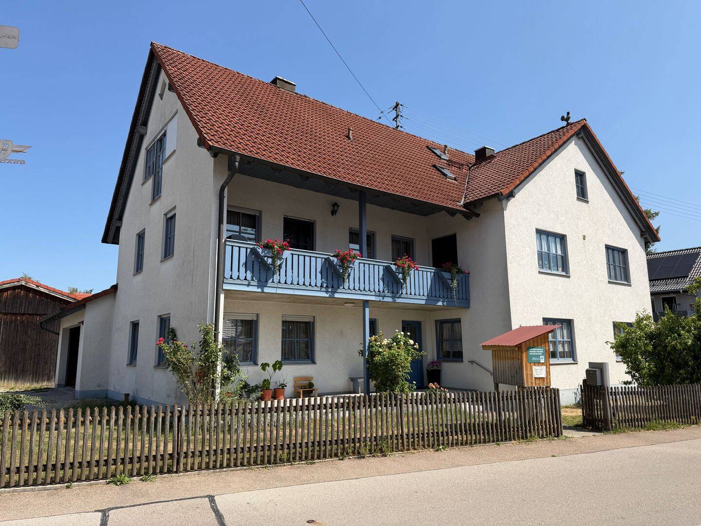 Mehrgenerationenhaus mit Garagen, einer Halle und großem Grund zentral in Dasing, 86453 Dasing