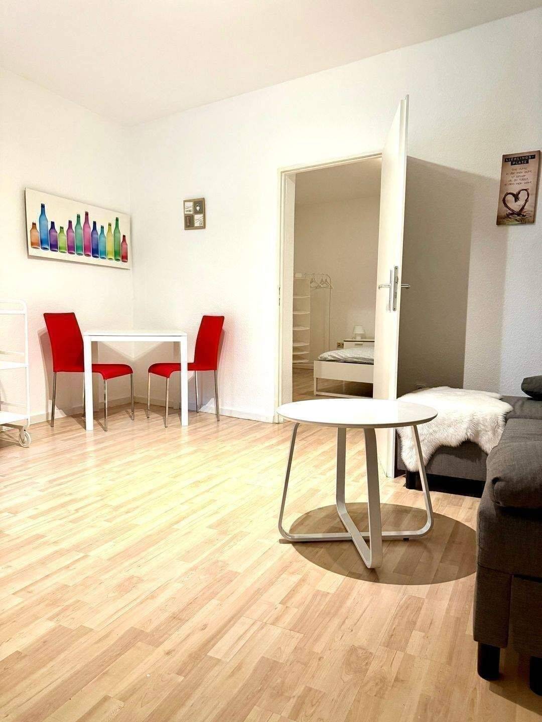 +++ MÖBLIERTE- HELLE- 2-ZIMMER -WOHNUNG – PERFEKT FÜR PENDLER +++, 90763 Fürth (Südstadt Weikershof)