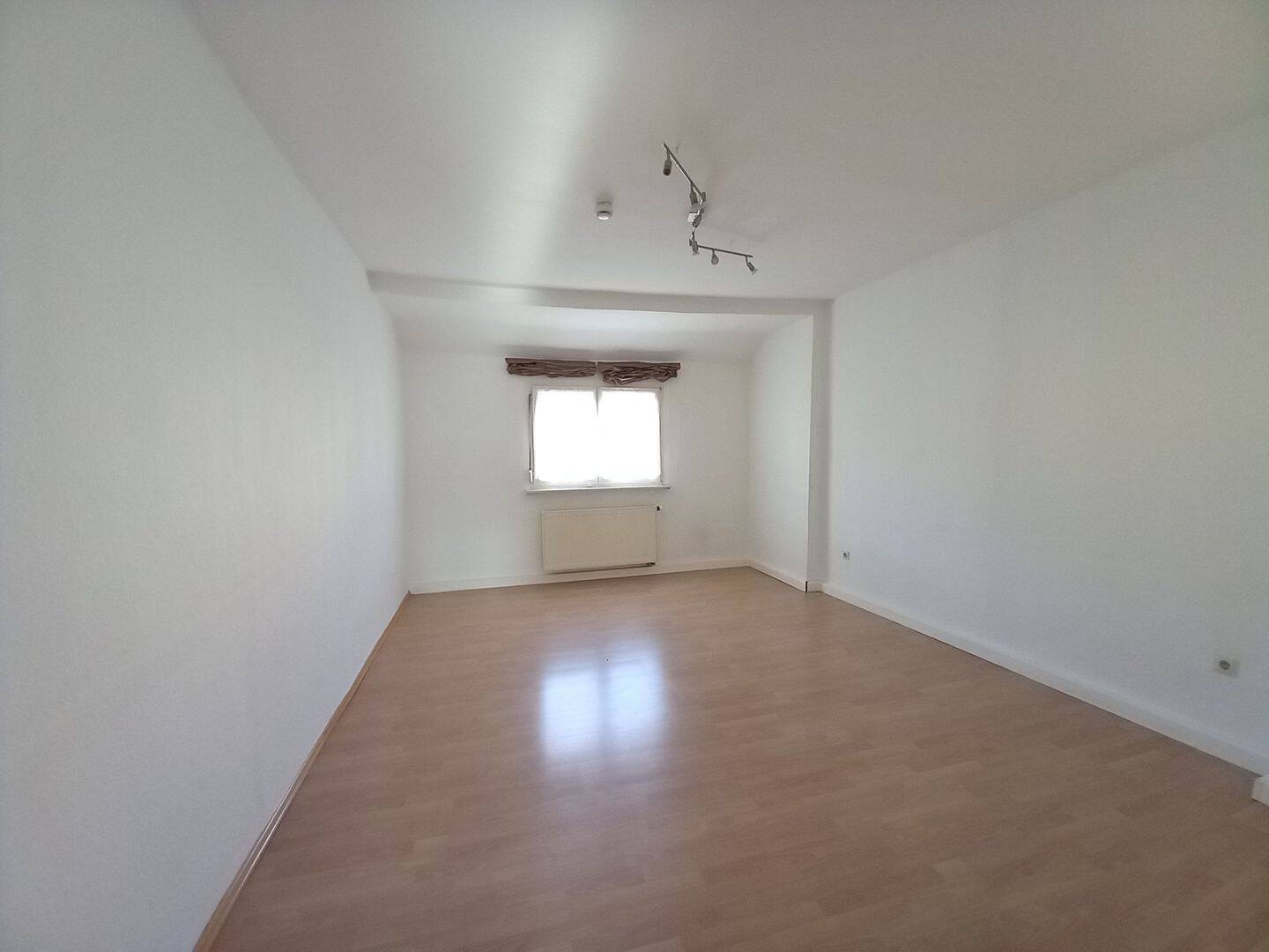 52173 – Helle Dachgeschoßwohnung mit Einbauküche, 95028 Hof (Haidt Innenstadt Jägersruh Leimitz)