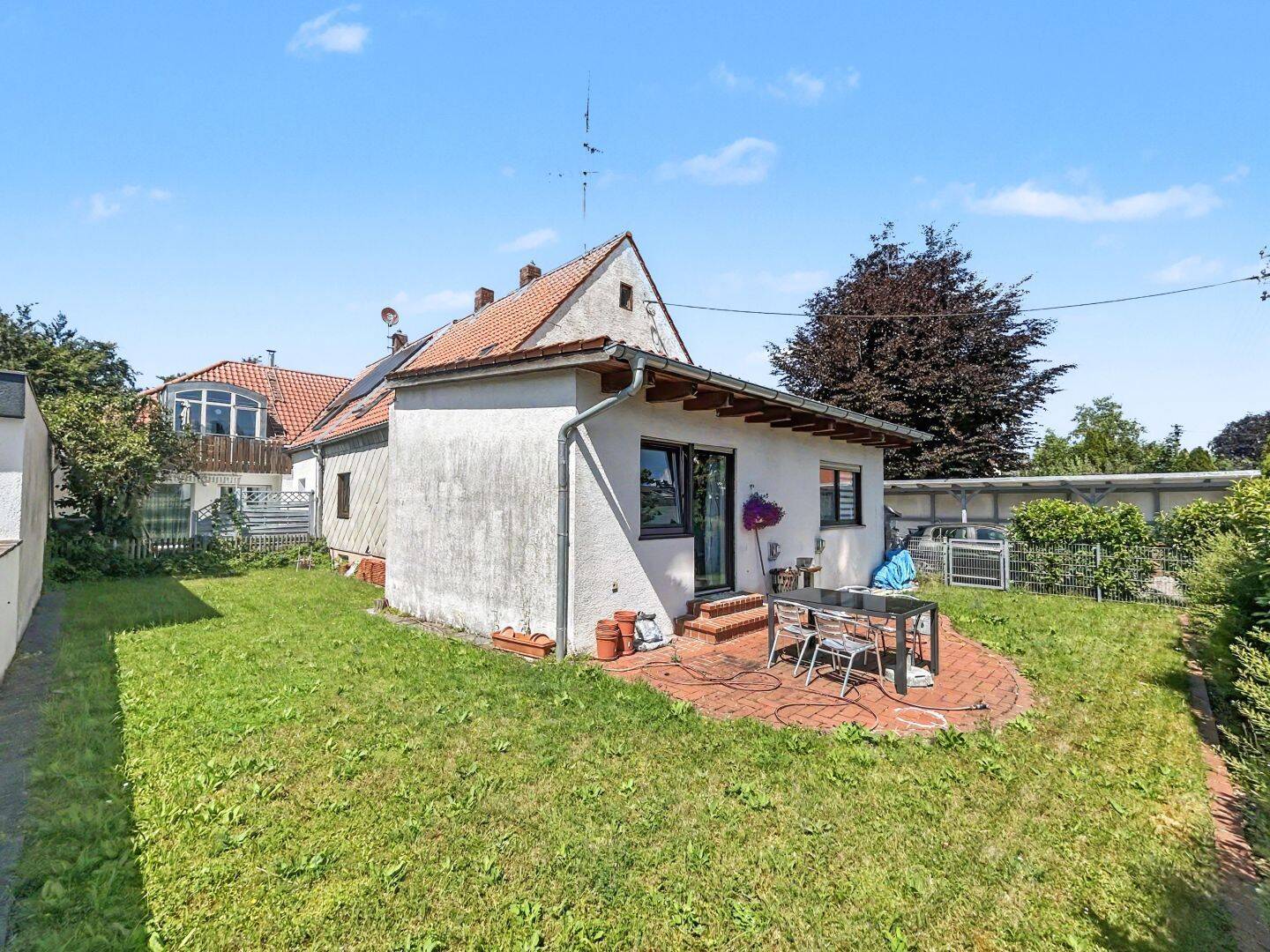 Familiengerechte 4-Zimmer-Erdgeschoss-Wohnung mit ca. 300 m² Gartenanteil in Germering, 82110 Germering