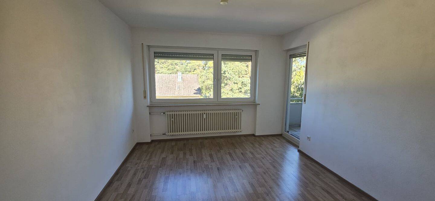 Renovierte Wohnung, 3 Zimmer mit Bad und Küche + Balkon. Sofort einziehen. Keine Provision. Inkl Stellplatz., 92318 Neumarkt i.d. OPf.