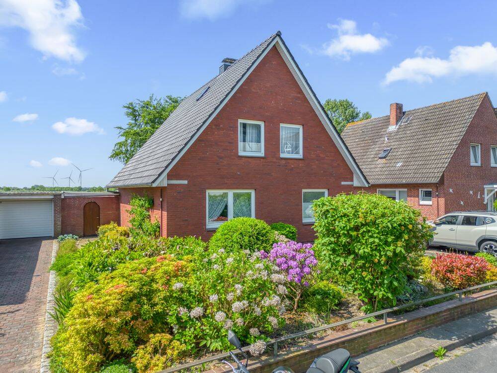 Blick ins Grüne, zentrumsnah und sofort verfügbar: Einfamilienhaus mit Garten und Garage in Husum., 25813 Husum