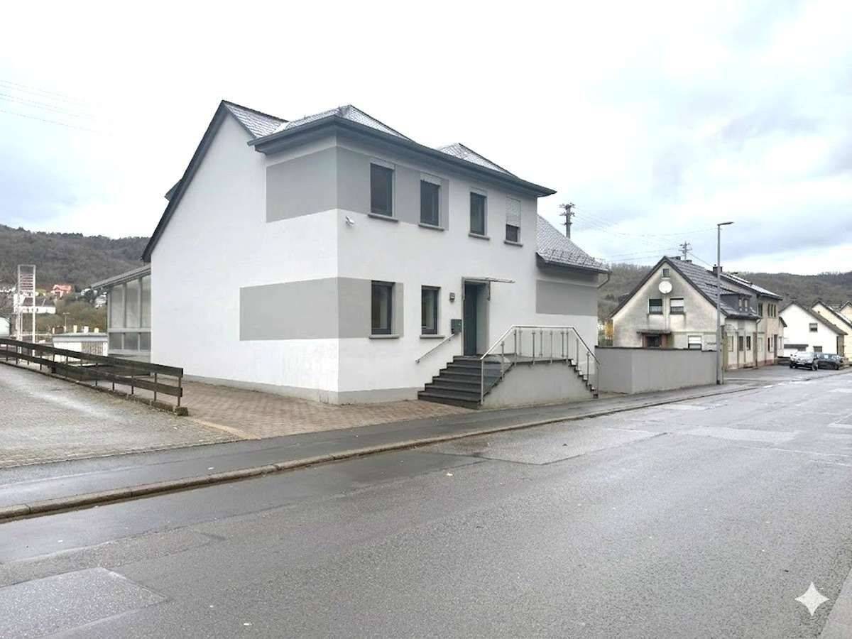 Attraktives und modernisiertes Einfamilienhaus mit Einliegerwohnung, 55743 Idar-Oberstein