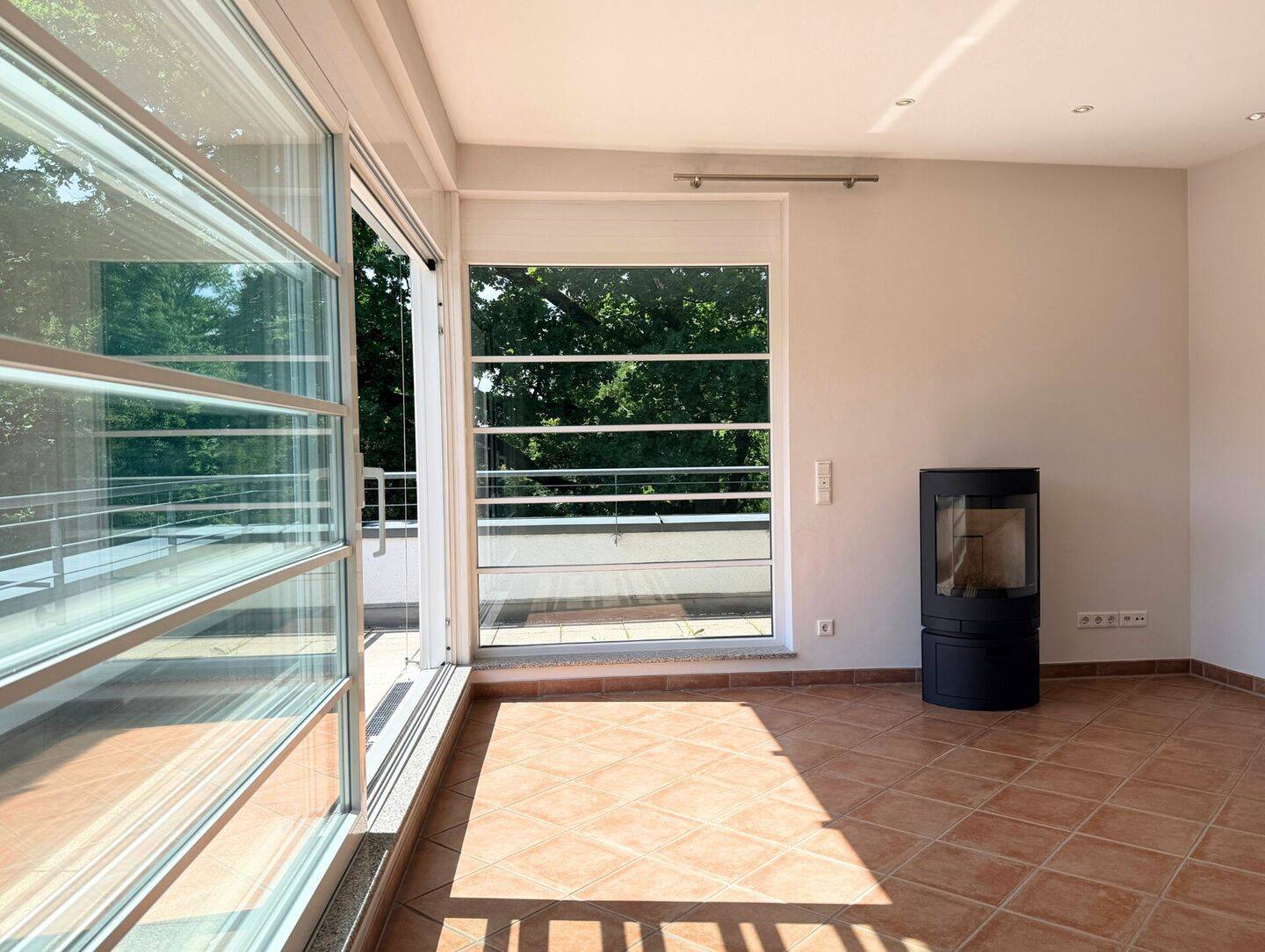 BESONDERES WOHNEN MIT EXKLUSIVEM CHARAKTER – DG-Wohnung mit EBK, Terrasse, Kamin & 2 TG-Stellplätzen, 63303 Dreieich