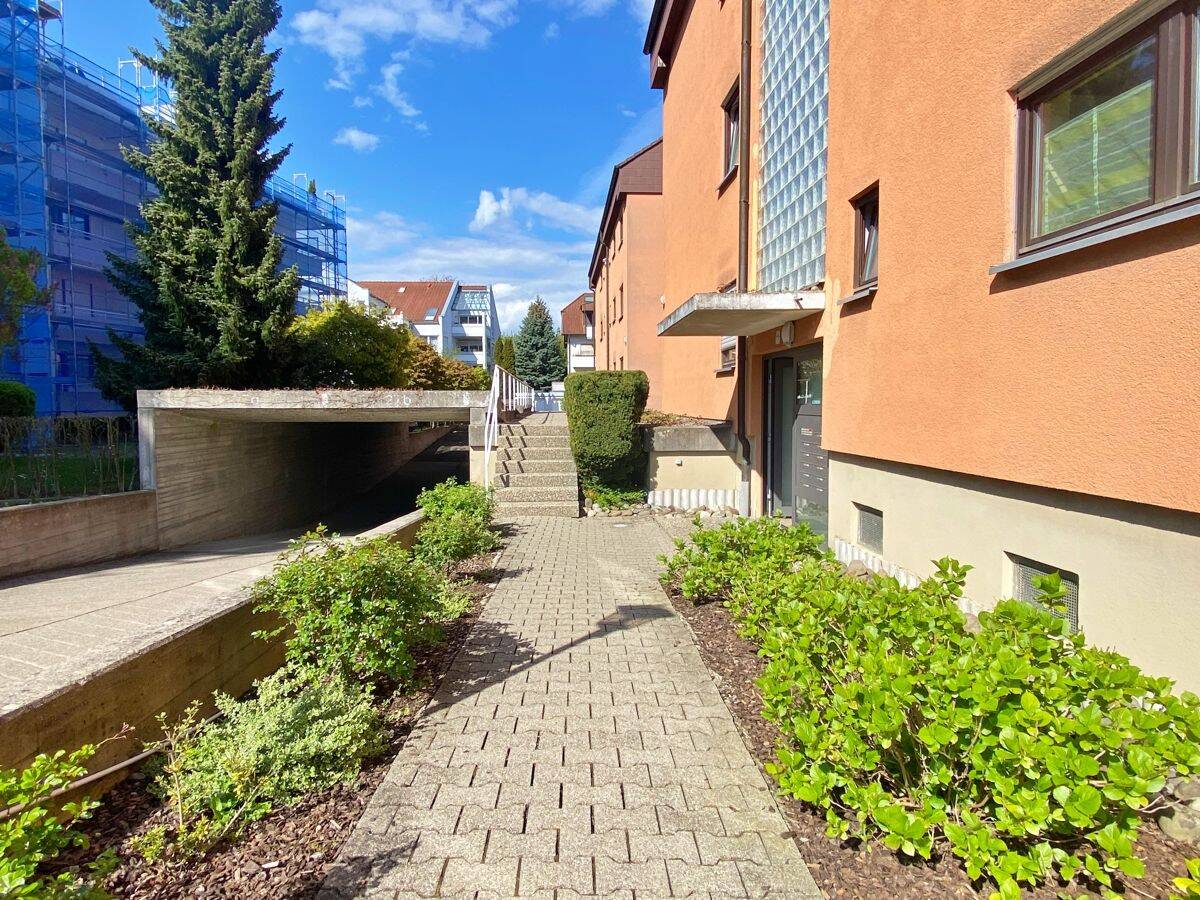 Geräumige 3-Zi.-Whg. mit Balkon, EBK, Keller und zwei KFZ Stellplätzen in Meersburg, 88709 Meersburg