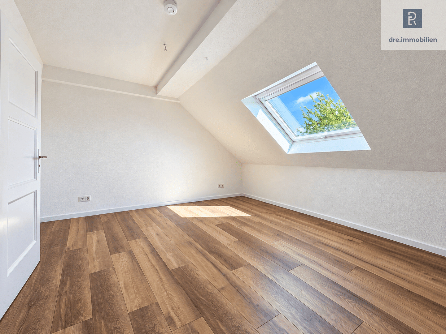 Remscheid Fichtenhöhe // Schön geschnittene 2-Zimmer-Dachgeschosswohnung mit Blick über Remscheid, 42855 Remscheid (Innen Lüttringhausen Nord Süd West)