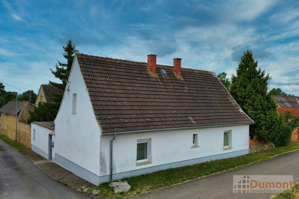 Freistehendes Einfamilienhaus mit vielseitiger Raumaufteilung und gemütlichem Innenhof., 6246 Bad Lauchstädt