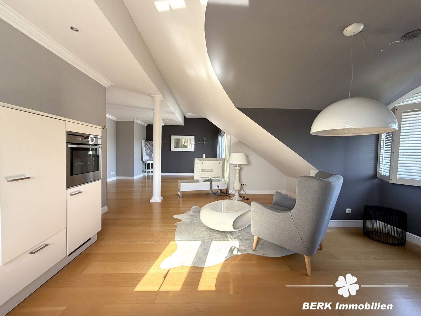 BERK Immobilien – Stilvolle DG-Wohnung mit großer Dachterrasse und Weitblick auf der Schweinheimer Höhe, 63743 Aschaffenburg (Gailbach Innenstadt Obernau Obernauer Kolonie Schweinheim)