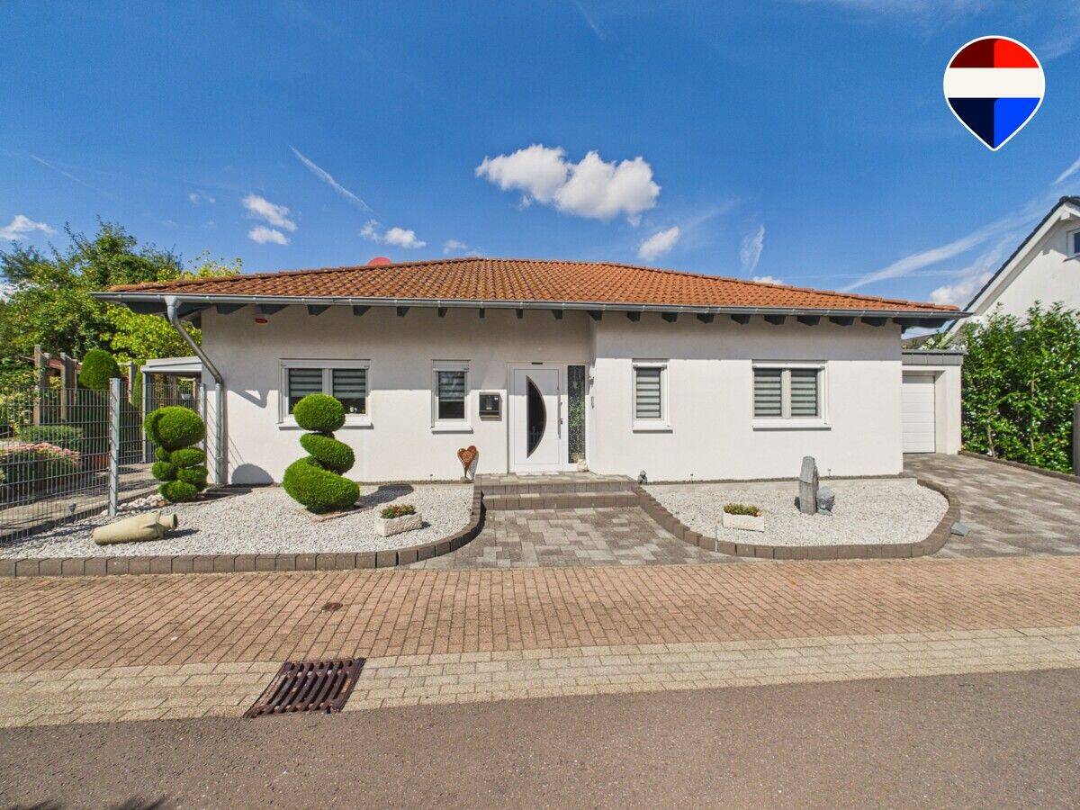 Exklusiver Wohnkomfort auf einer Ebene – stilvoller Bungalow mit besonderem Wohlfühlcharakter, 66709 Weiskirchen
