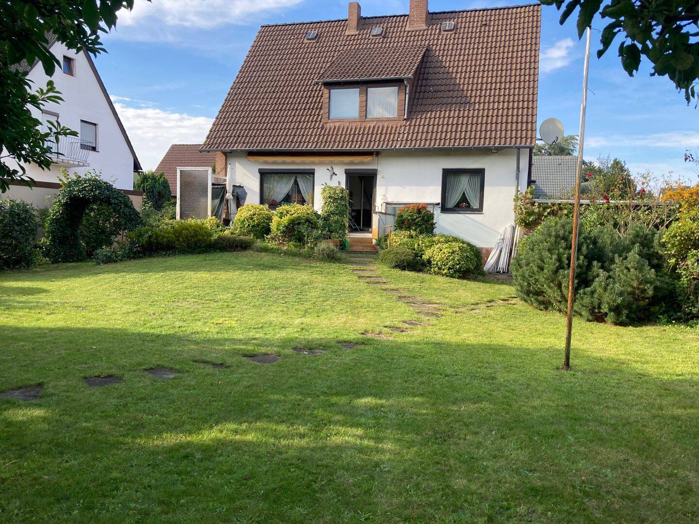 Teilmöbiliertes Erdgeschoss mit großer Terasse und Garten in ruhiger Stadtrandlage für max 2 Personen, 30179 Hannover
