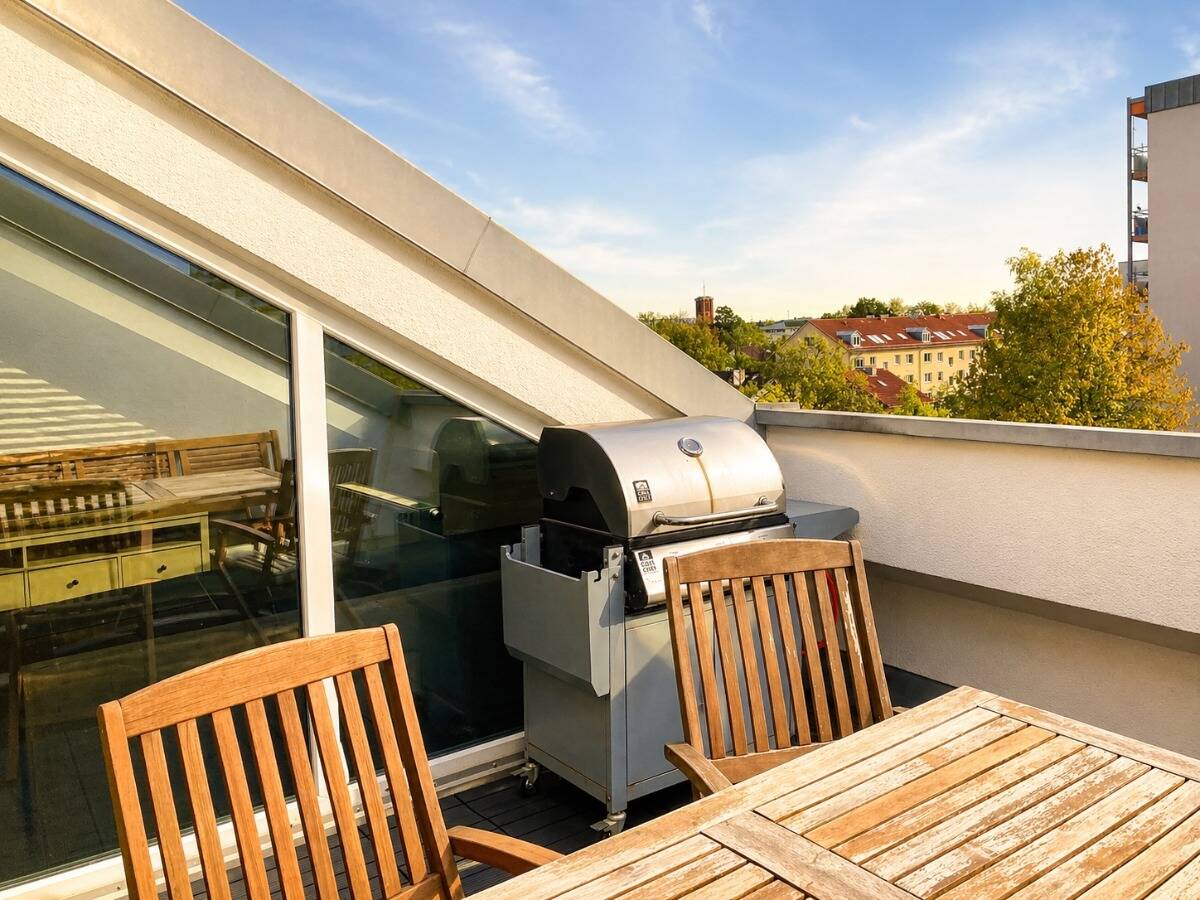 Wohnen über den Dächern: Moderne 2-Zimmer-Wohnung mit West-Dachloggia, 82110 Germering