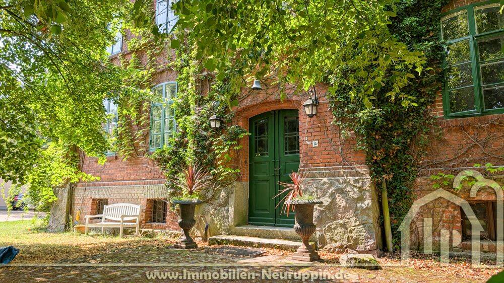 Wohnen im Gutsensemble: 4-Raum-Altbauwohnung mit Kaminofen und Parknutzung, 16845 Temnitztal