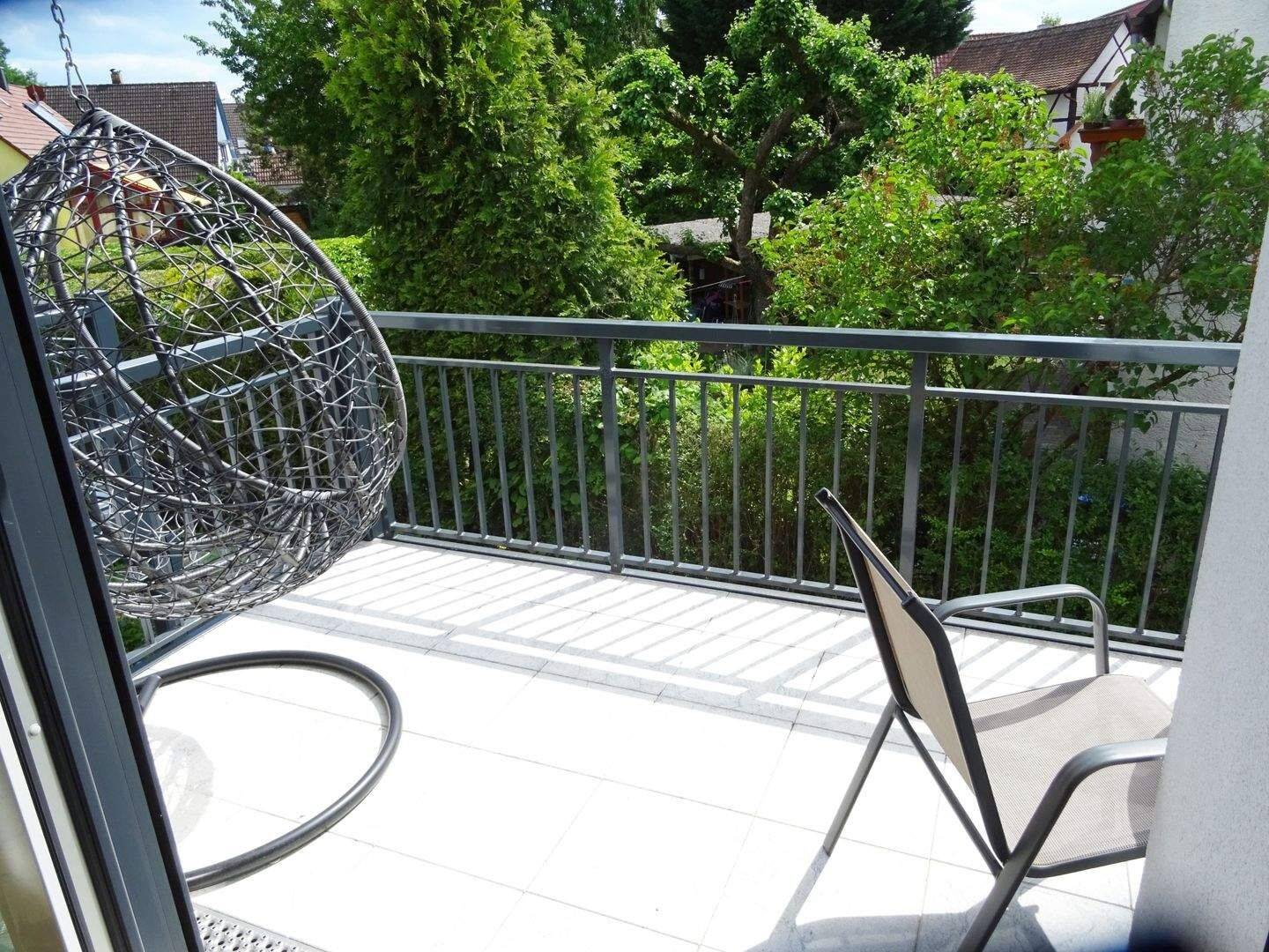 Elegante, moderne großzügige Wohnung mit sonnigem Balkon, kompletter Einbauküche und 2 Stellplätzen, 91301 Forchheim