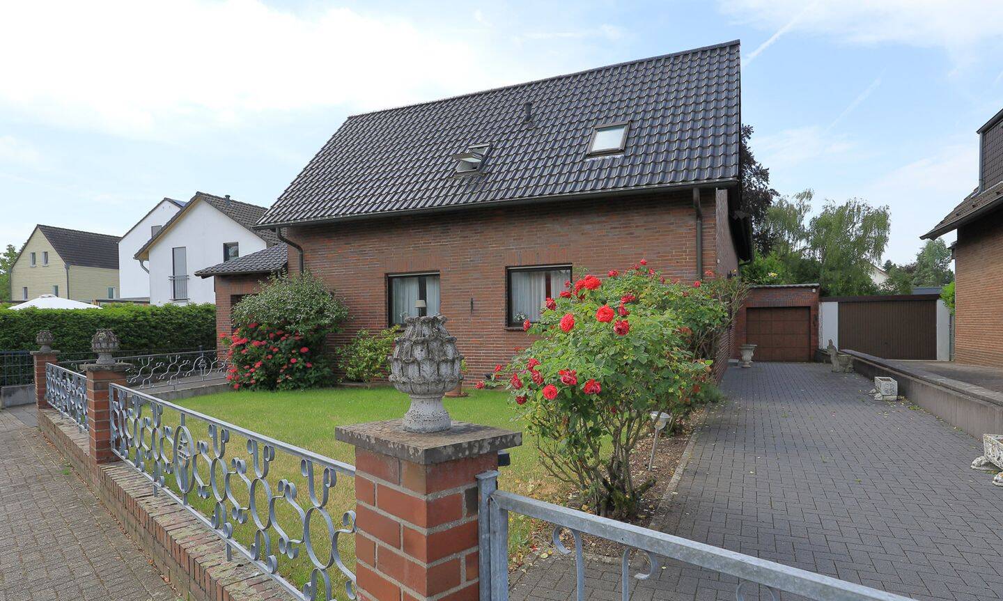 Großzügiges Einfamilienhaus mit Pool und Garten, 50999 Köln (Rodenkirchen Hahnwald Sürth Weiß)