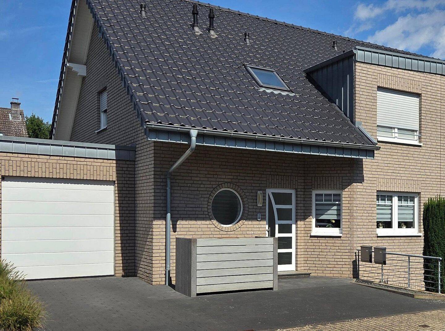 Lichtdurchflutetes Single-Schatzkästchen: Gehobene DG-Wohnung mit Balkon, 50171 Kerpen