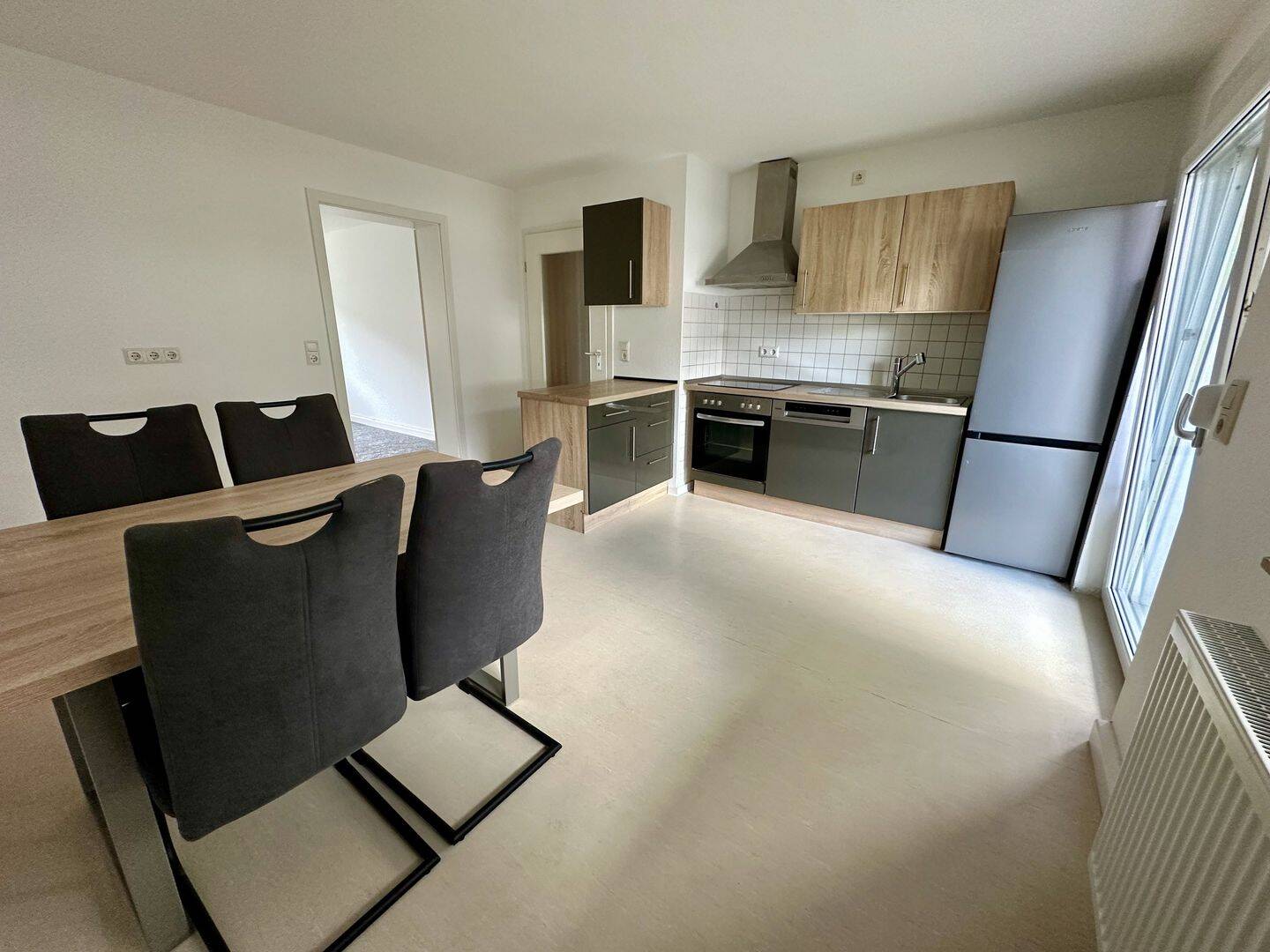 Frisch renovierte 2-Zimmer-Wohnung mit Balkon, Einbauküche und Stellplatz in der Zellerau, 97082 Würzburg (Altstadt Heidingsfeld Steinbachtal Zellerau)