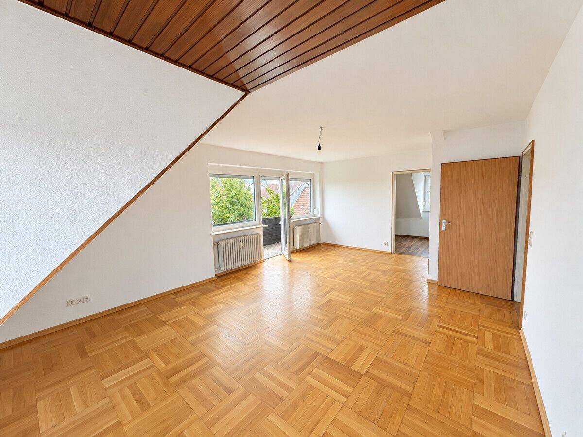 Freundliche 3-Zimmer-Wohnung mit Balkon und schöner Sicht ins Grüne, 75334 Straubenhardt