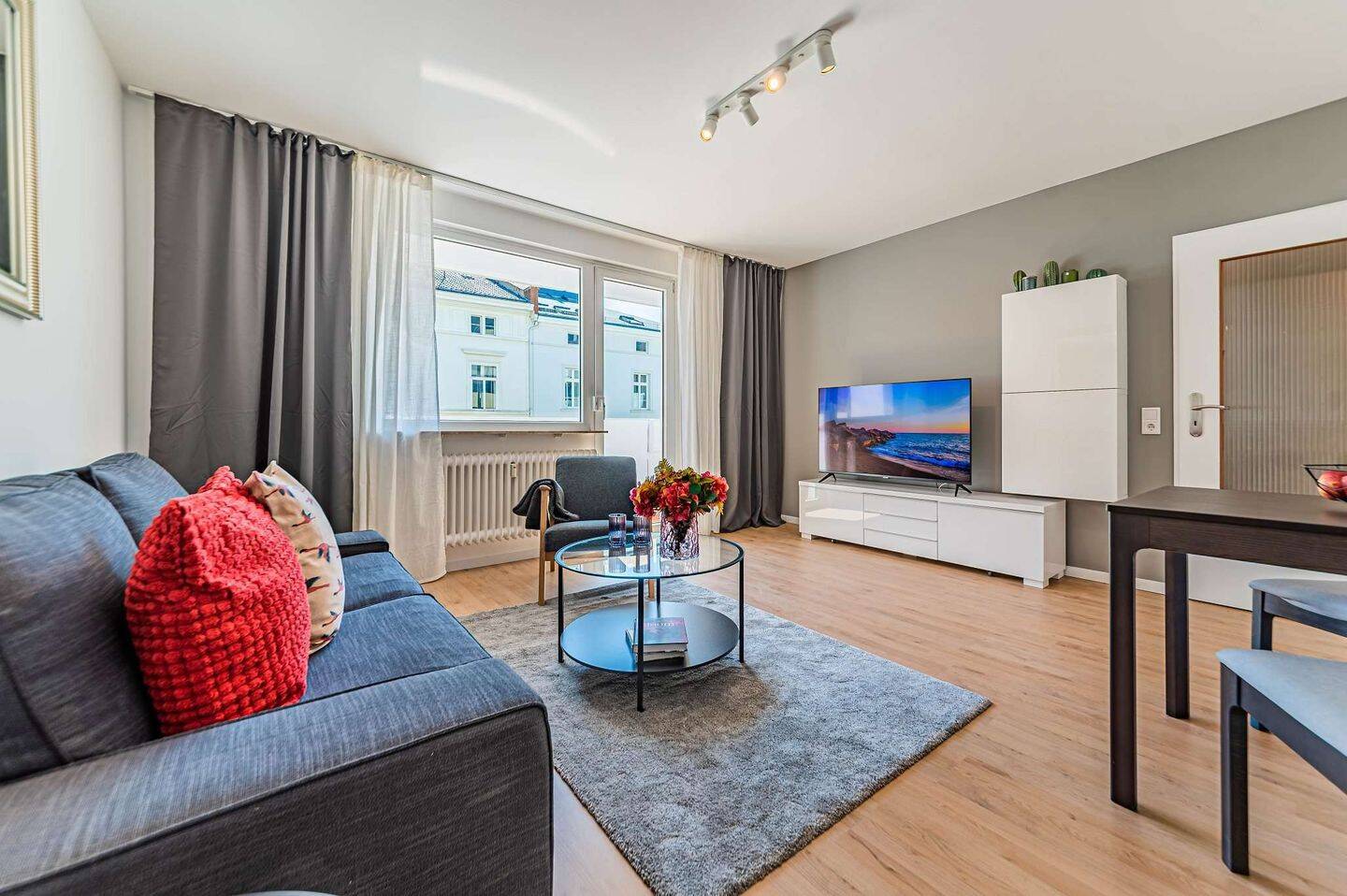 Erstbezug: Schick möblierte Wohnung mit Skylineblick in schöner Westendlage, 60323 Frankfurt am Main (Westend-Nord Westend-Süd)