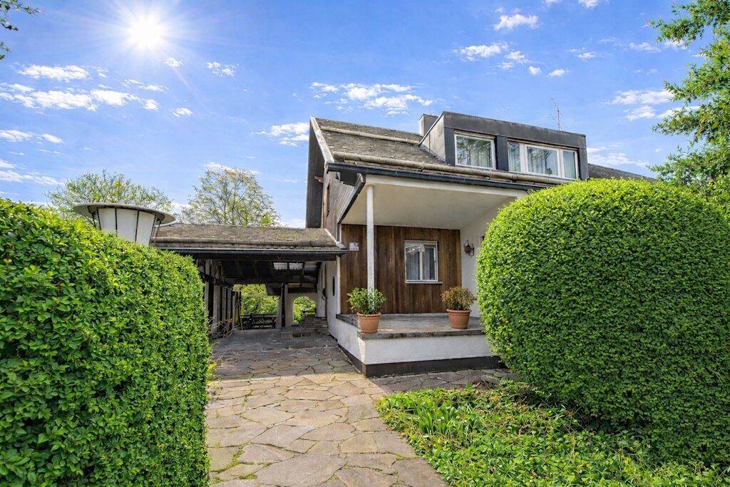 Einfamilienhaus mit Modernisierungsbedarf in bester, zentraler Lage von Gröbenzell, 82194 Gröbenzell